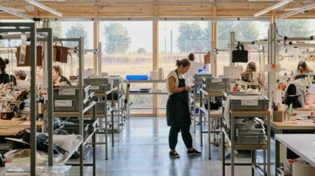 Hermès تعزز الحِرَفية الفرنسية Hermès تعزز الحِرَفية الفرنسية