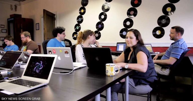 ما هو نظام "996" ولماذا يجذب عمالقة وادي السيليكون؟