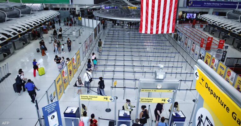 ترامب يقلص عدد اللاجئين ويفتح الباب لبيض جنوب إفريقيا