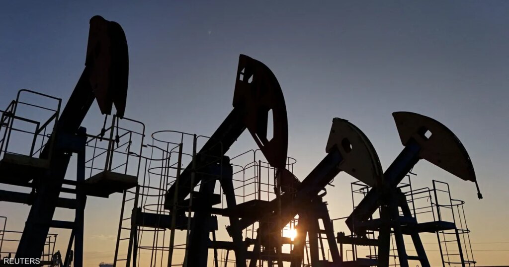 النفط يتجه لتسجيل خسارة أسبوعية مع أنباء عن قمة ترامب وبوتين