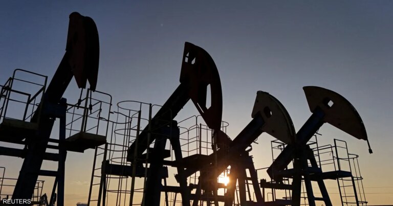 النفط يتجه لتسجيل خسارة أسبوعية مع أنباء عن قمة ترامب وبوتين
