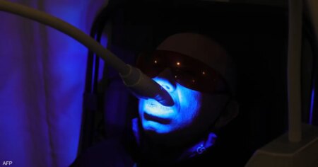 تبييض الأسنان.. تحذير من منتجات "خطيرة" تباع عبر الإنترنت