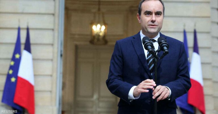 استقالة مفاجئة لرئيس وزراء فرنسا تشعل فوضى سياسية جديدة