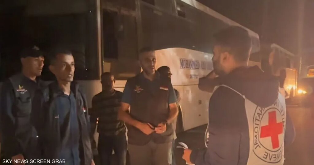 حافلات الصليب الأحمر تستعد لاستقبال الأسرى الفلسطينيين