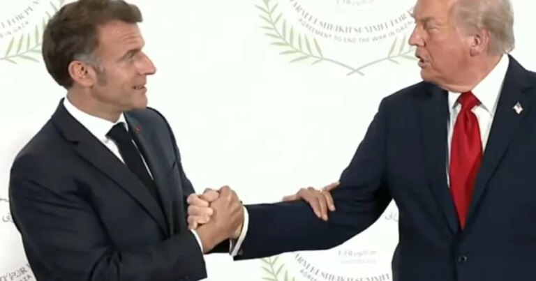 بالفيديو.. ترامب يكرر "مصافحته الغريبة" مع ماكرون