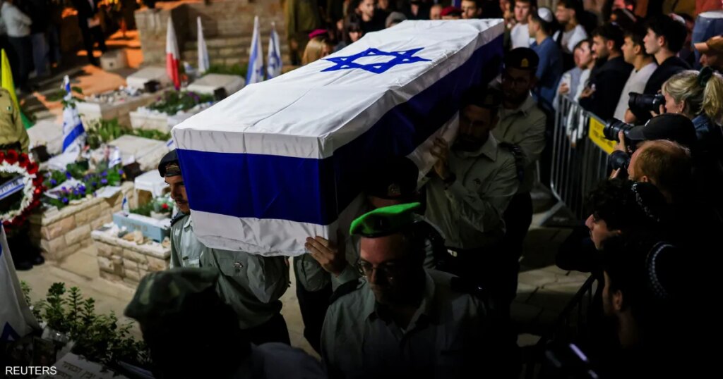 إسرائيل تتعرف على هوية رهينتين إسرائيليين تسلمت جثتيهما أمس