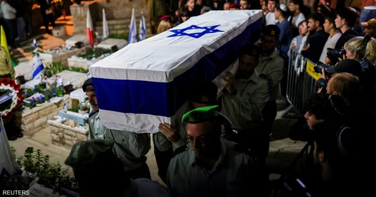 إسرائيل تتعرف على هوية رهينتين إسرائيليين تسلمت جثتيهما أمس