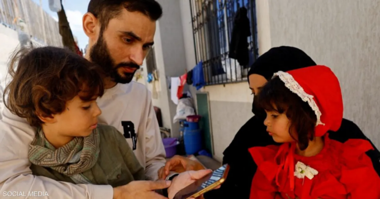 بعد إبلاغه بمقتل أسرته.. مفاجأة سارة تنتظر فلسطينيا محررا