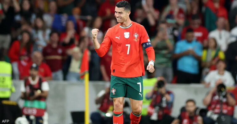 رونالدو يتصدر.. وصلاح في قائمة أعلى لاعبي كرة القدم أجرا