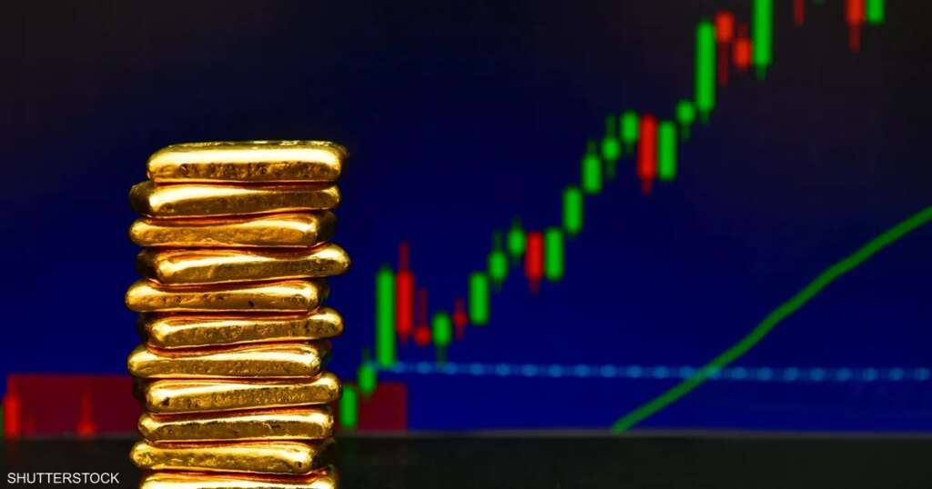 العالم يشتري الثقة بالذهب.. بعد أن خسرها بالدولار