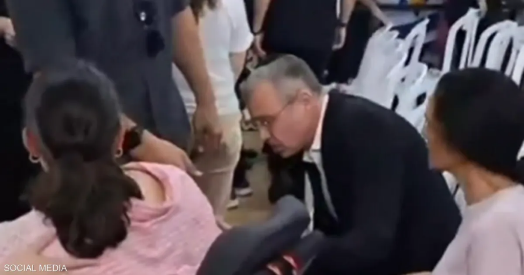 فيديو.. "توبيخ" وزير العدل الإسرائيلي في جنازة رهينة