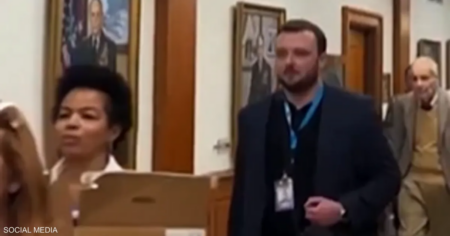 فيديو.. عشرات الصحفيين يغادون البنتاغون احتجاجا على "القيود"