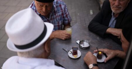 الماء والشاي والقهوة.. ماذا يفعل جمع هذه المشروبات بصحتك؟