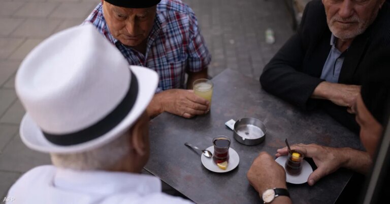 الماء والشاي والقهوة.. ماذا يفعل جمع هذه المشروبات بصحتك؟