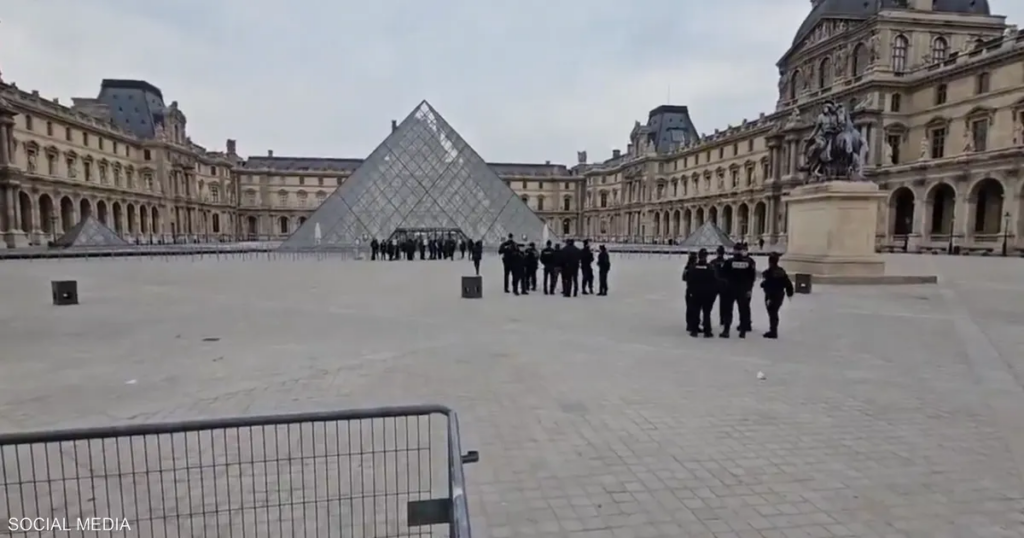 عملية سطو على متحف اللوفر بباريس.. اختفاء "مجوهرات ملكية"