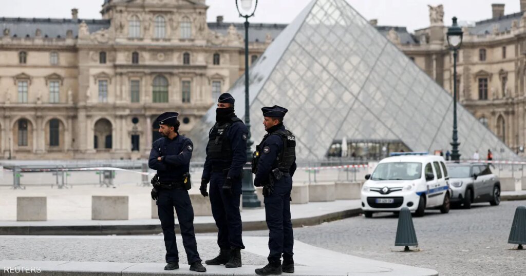 في 7 دقائق فقط.. سرقة مجوهرات "لا تقدر بثمن" من متحف اللوفر