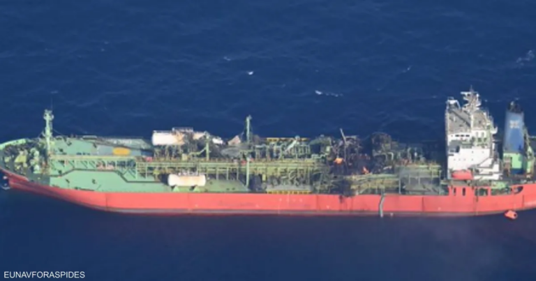 محاولات لإنقاذ ناقلة نفط مشتعلة في خليج عدن