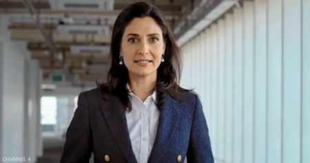 فيديو.. قناة بريطانية تصدم مشاهديها بمذيعة "ليست حقيقية"