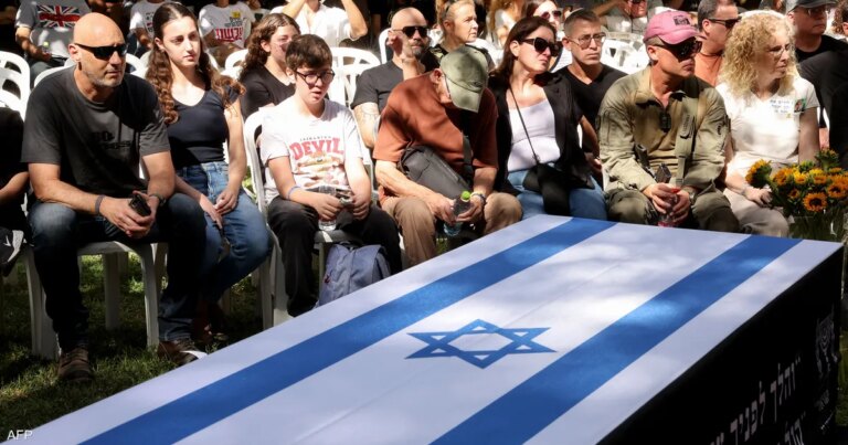 إسرائيل تتسلم من الصليب الأحمر جثماني رهينتين في غزة