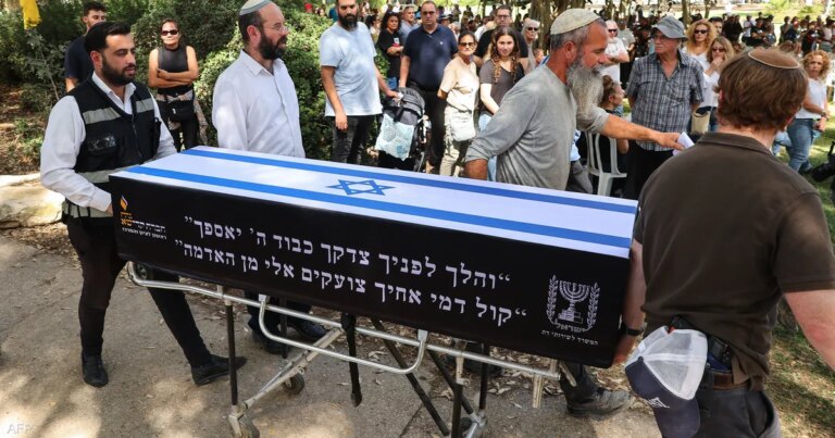 إسرائيل تكشف هوية رهينتين تسلمت جثمانيهما من غزة