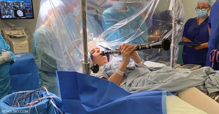 فيديو.. مريضة تعزف الموسيقى أثناء خضوعها لجراحة في الدماغ