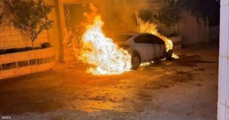 مستوطنون إسرائيليون يحرقون مركبات فلسطينيين شرقي رام الله