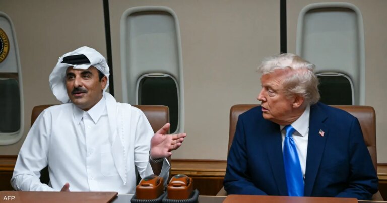 ترامب يلتقي أمير قطر ورئيس وزرائها خلال توقف في الدوحة