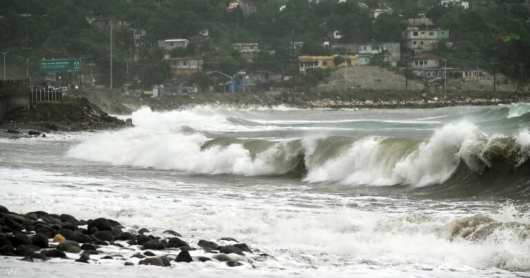 "ميليسا" يتحول لإعصار من الفئة الرابعة..ويهدد منطقة الكاريبي