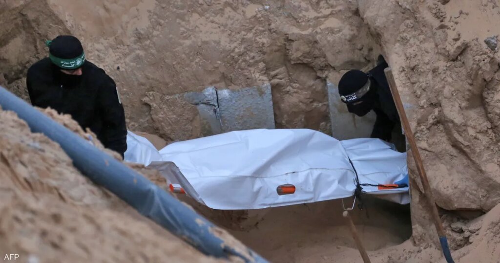 الصليب الأحمر يعلق على دفن واستخراج "مدبر" لرفات رهينة بغزة