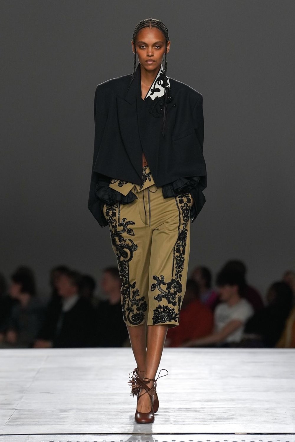 «DRIES VAN NOTEN».. جوليان كلاوسنر يفتتح رحلته الأولى بيوم مثالي