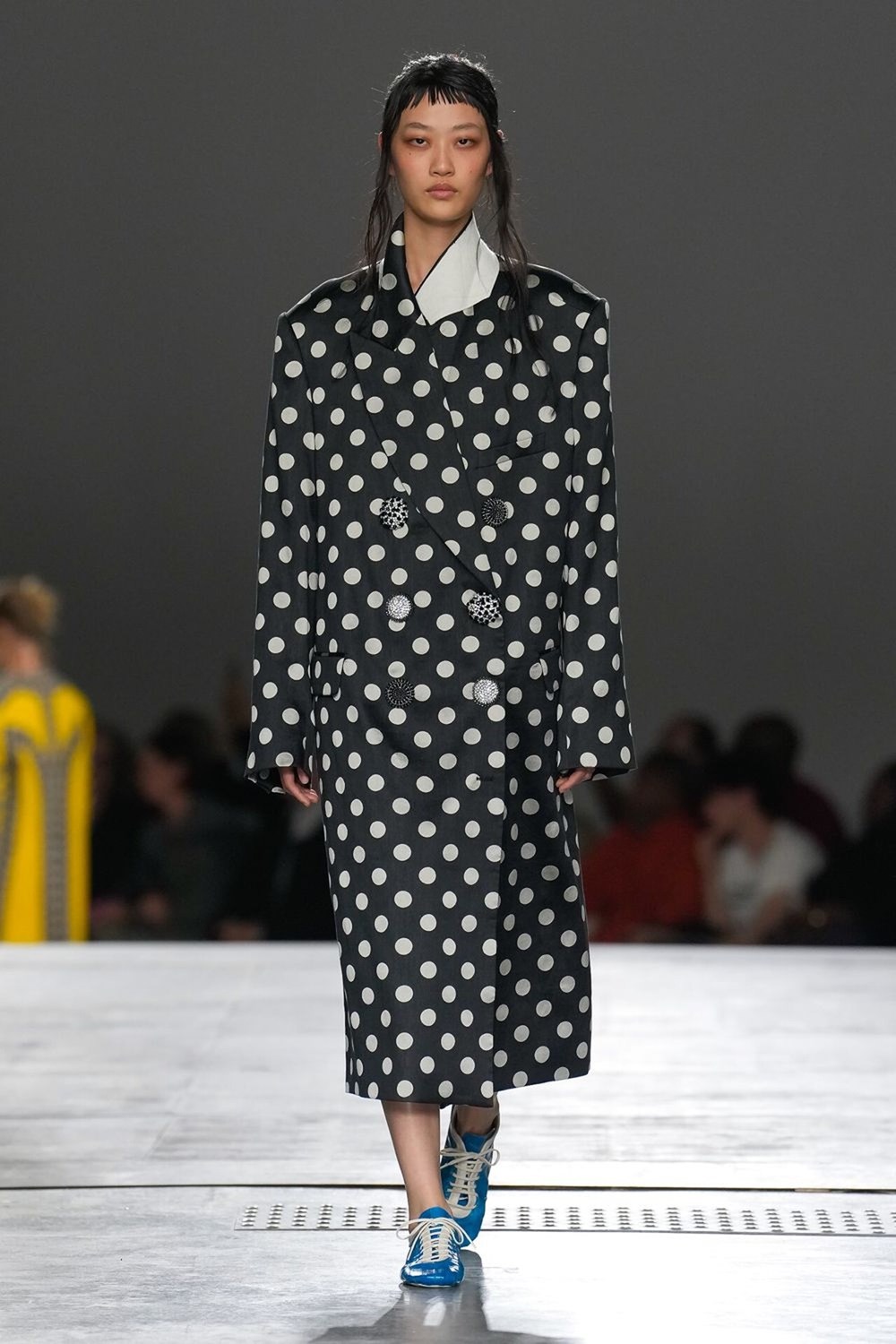 «DRIES VAN NOTEN».. جوليان كلاوسنر يفتتح رحلته الأولى بيوم مثالي