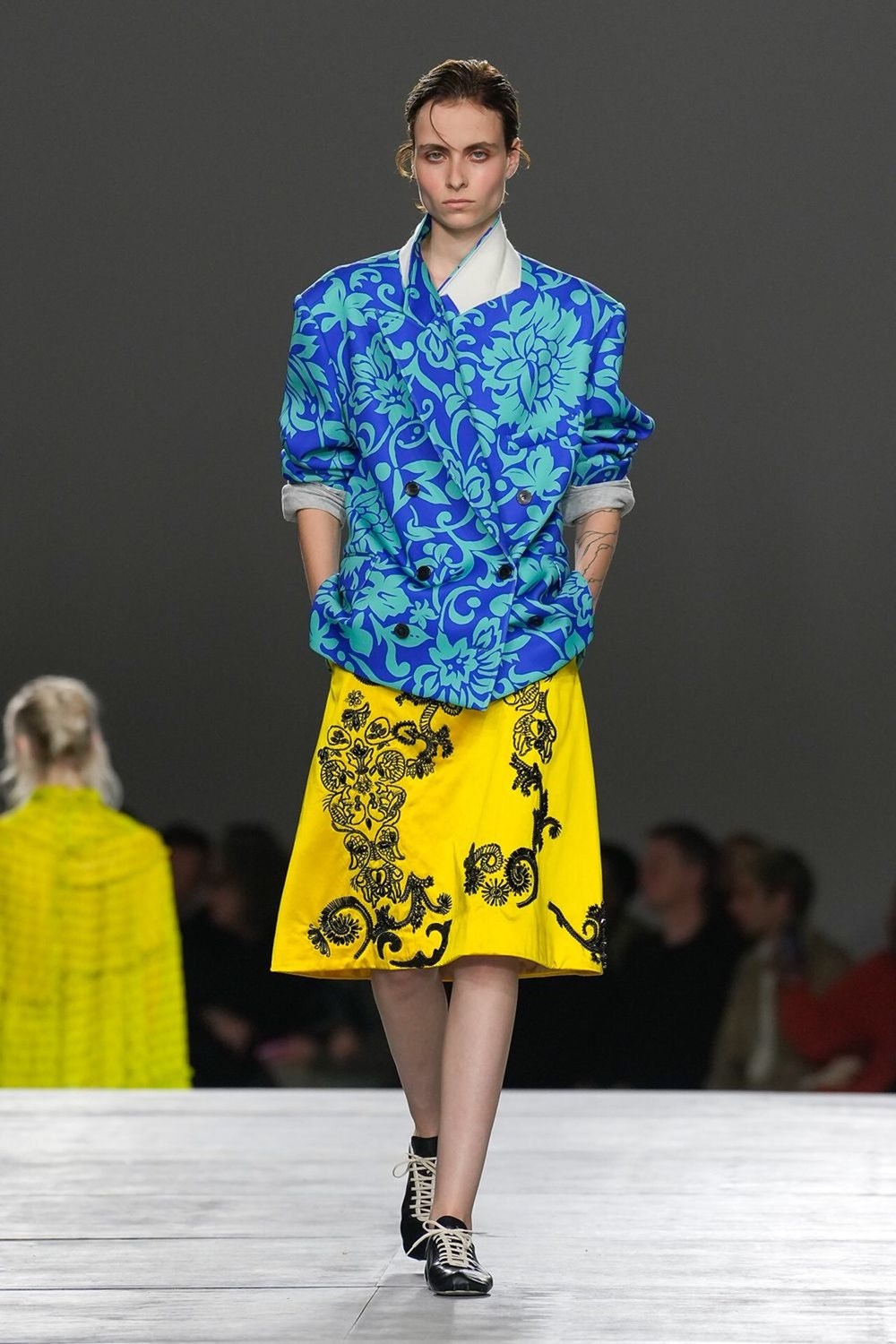 «DRIES VAN NOTEN».. جوليان كلاوسنر يفتتح رحلته الأولى بيوم مثالي