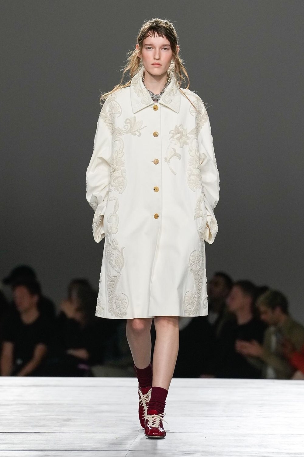 «DRIES VAN NOTEN».. جوليان كلاوسنر يفتتح رحلته الأولى بيوم مثالي