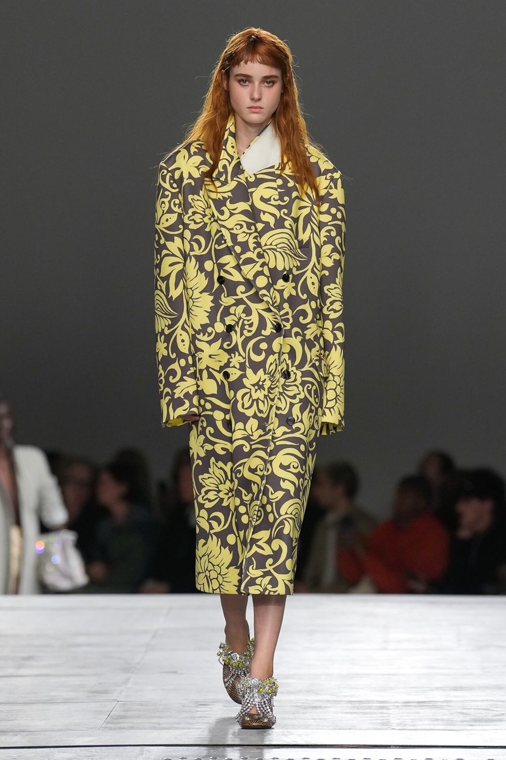 «DRIES VAN NOTEN».. جوليان كلاوسنر يفتتح رحلته الأولى بيوم مثالي