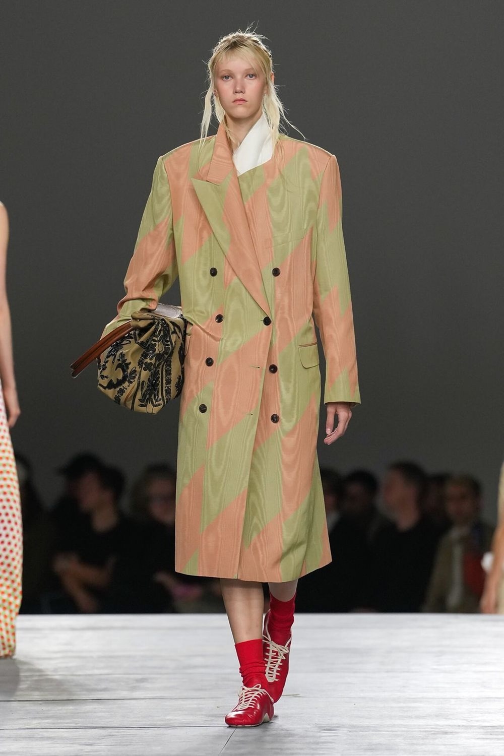 «DRIES VAN NOTEN».. جوليان كلاوسنر يفتتح رحلته الأولى بيوم مثالي