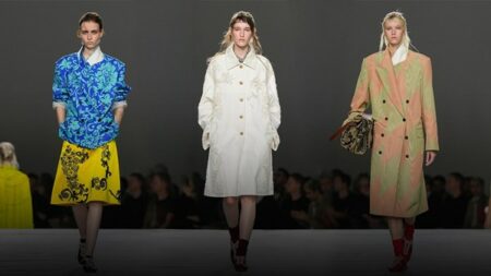 «DRIES VAN NOTEN».. جوليان كلاوسنر يفتتح رحلته الأولى بيوم مثالي «DRIES VAN NOTEN».. جوليان كلاوسنر يفتتح رحلته الأولى بيوم مثالي