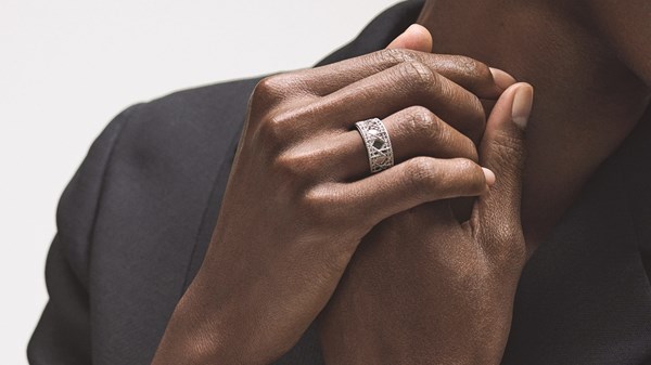 مجوهرات «ماي ديور» أناقة التفاصيل الهندسية مجوهرات «ماي ديور» أناقة التفاصيل الهندسية