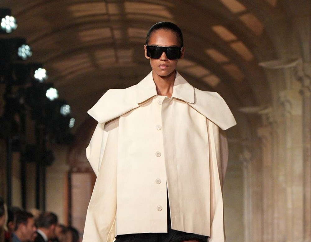 فيكتوريا بيكهام تُعيد سحر أفلام التسعينيات إلى منصات الموضة