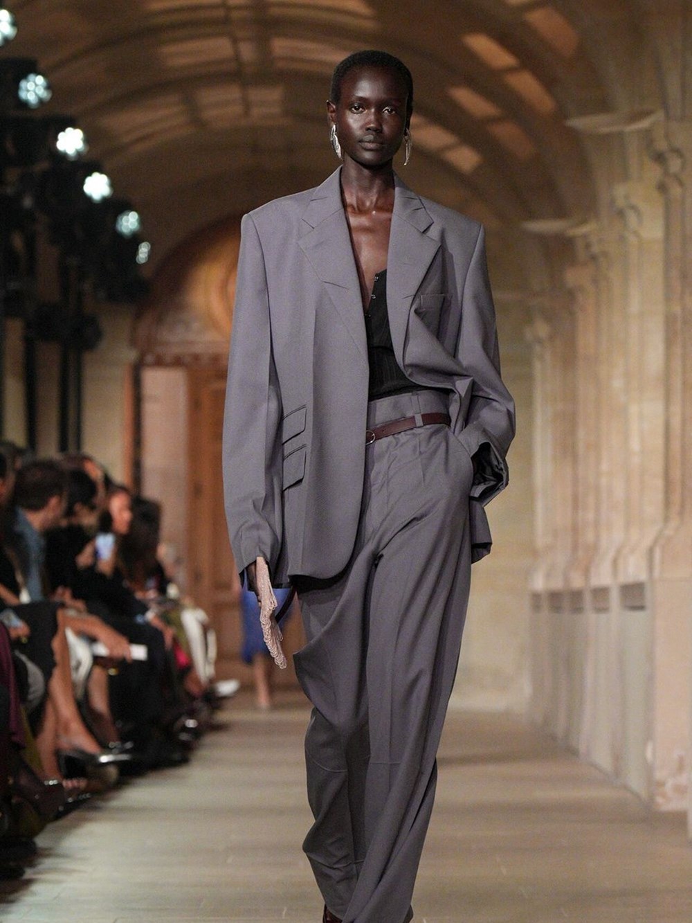 فيكتوريا بيكهام تُعيد سحر أفلام التسعينيات إلى منصات الموضة