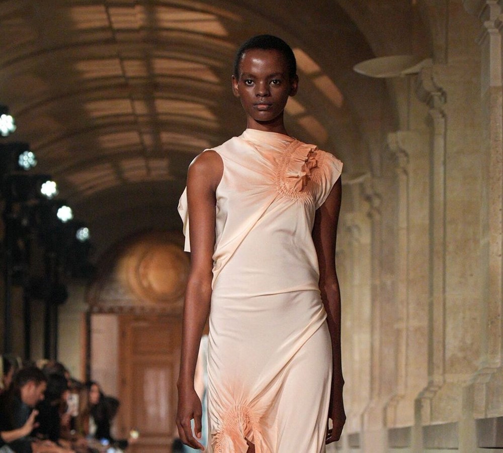 فيكتوريا بيكهام تُعيد سحر أفلام التسعينيات إلى منصات الموضة