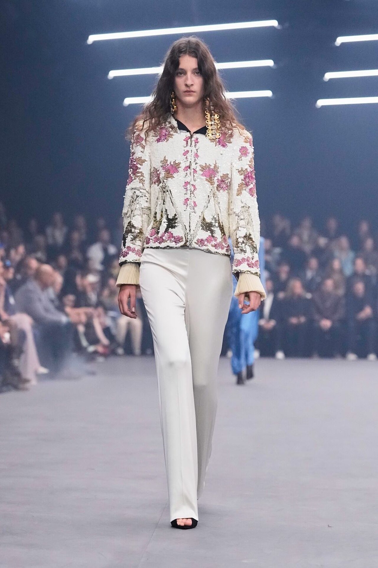 Valentino تُضيء مدرج باريس بمجموعة Fireflies لربيع وصيف 2026