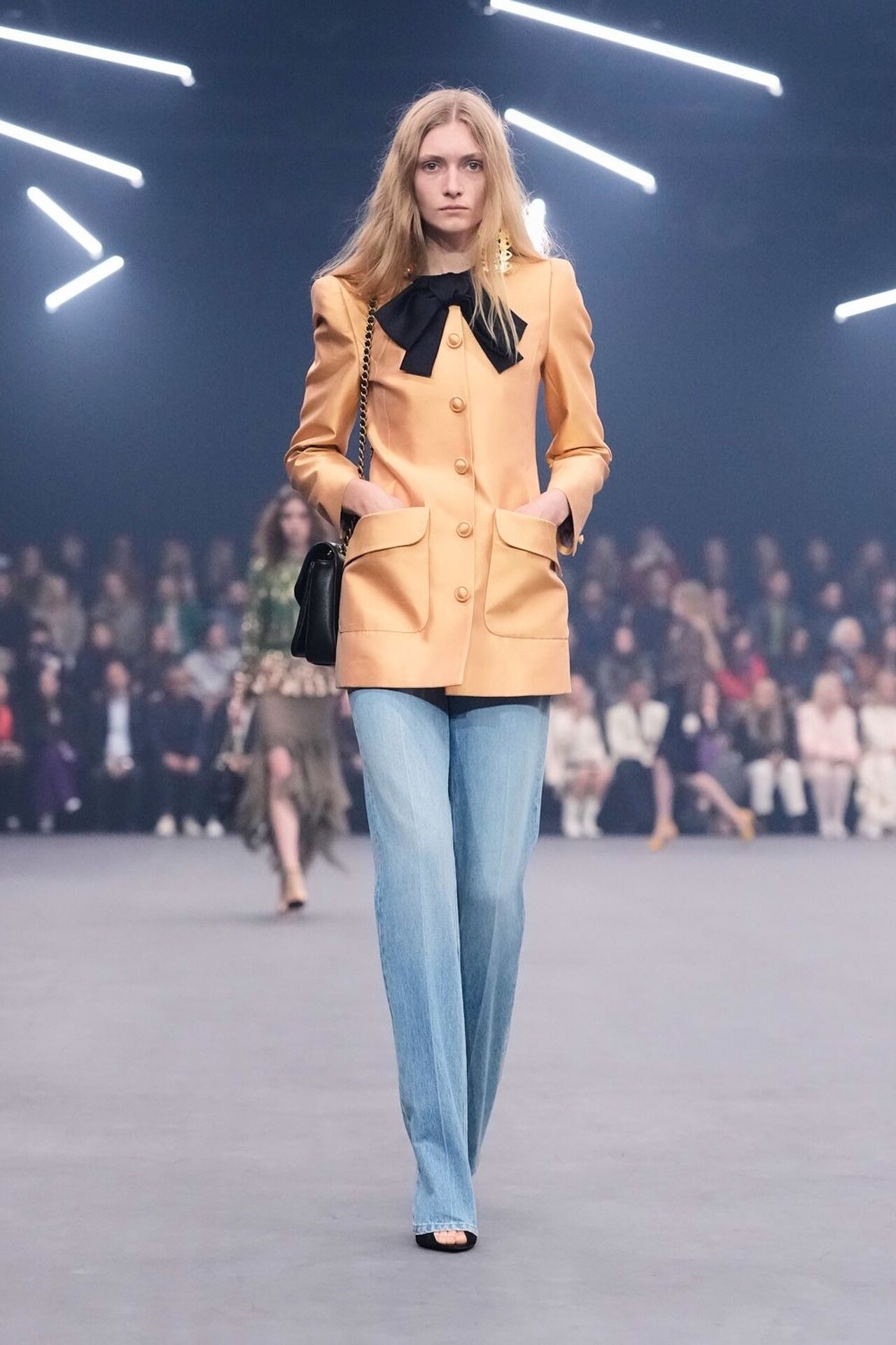 Valentino تُضيء مدرج باريس بمجموعة Fireflies لربيع وصيف 2026