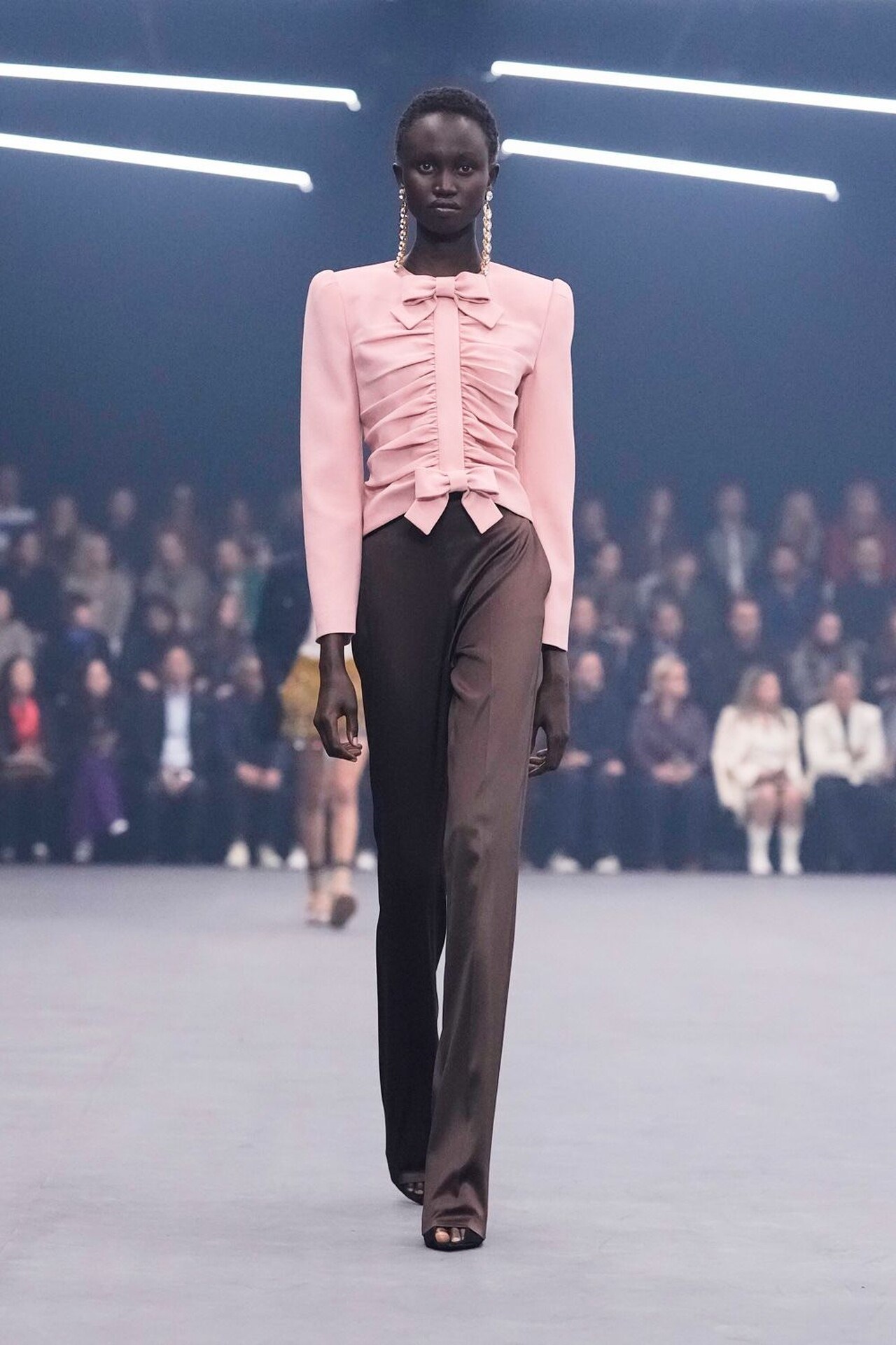 Valentino تُضيء مدرج باريس بمجموعة Fireflies لربيع وصيف 2026