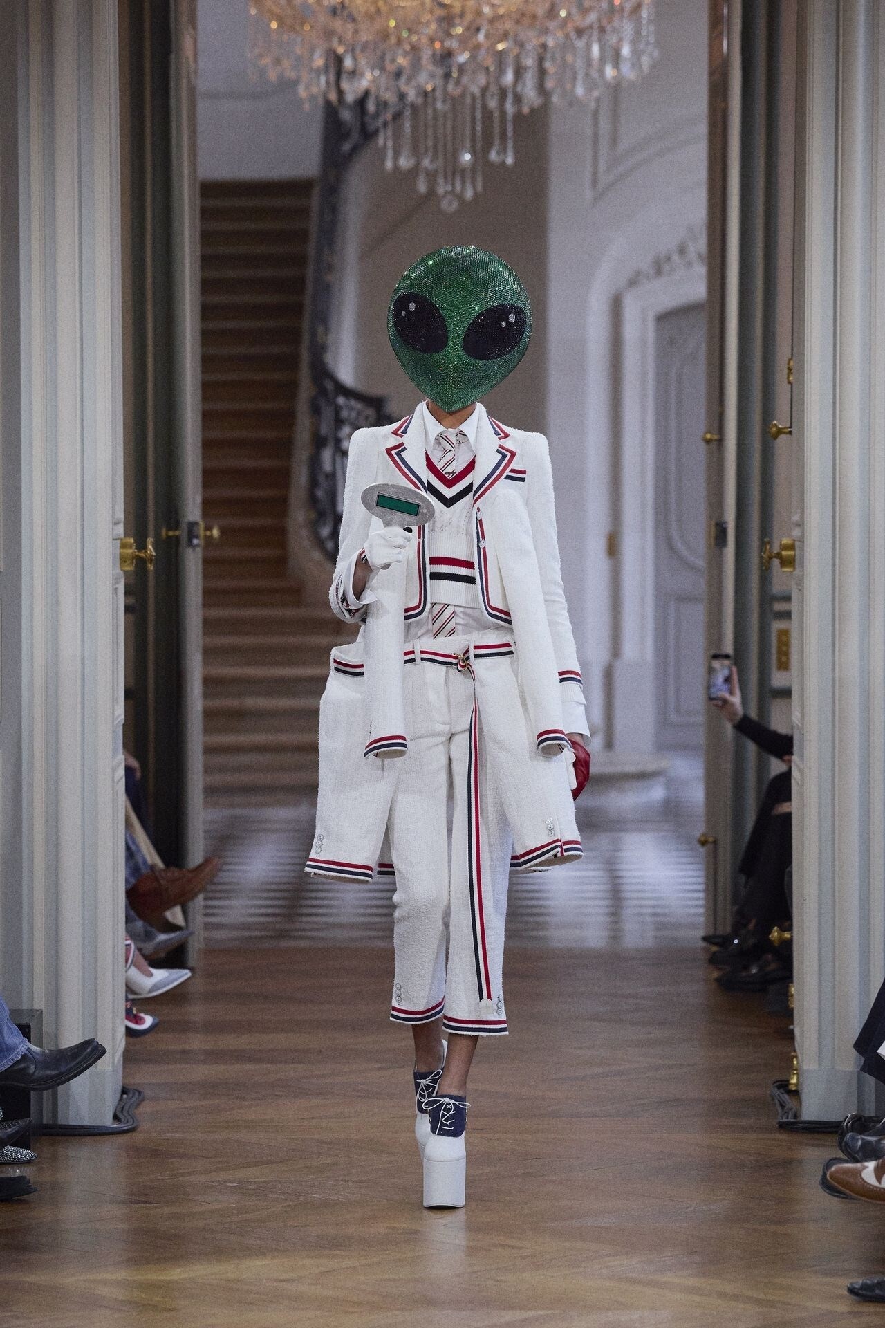 توم براون يعيد تعريف الخيال والأناقة في عرض مستوحى من عوالم الفضاء