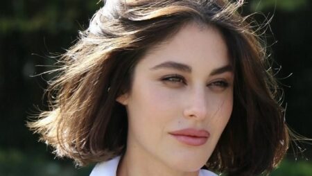 بعيدًا عن المدرج.. مشاهير ونجمات جذبن عدسات الكاميرات في باريس