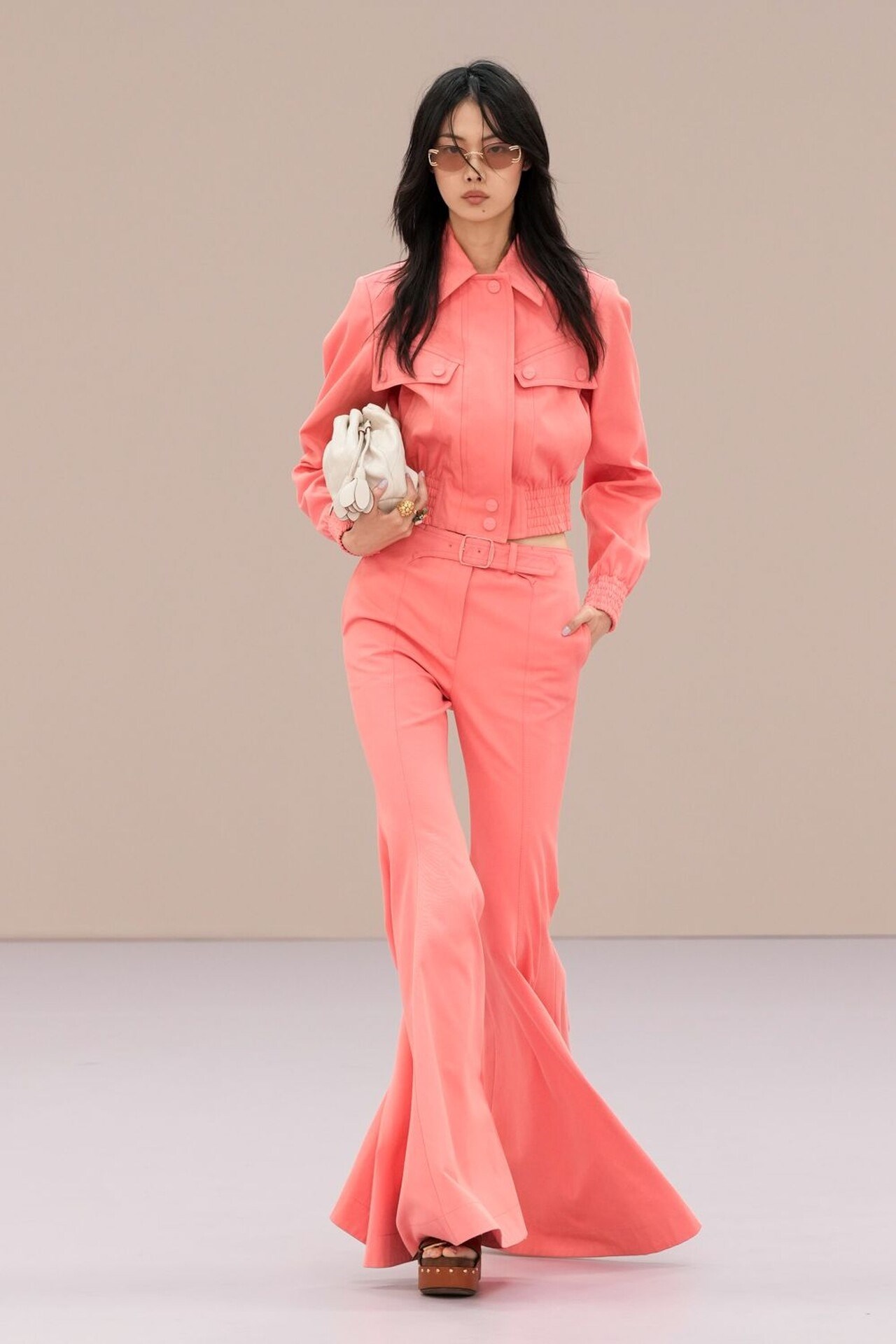 من باريس.. عرض أزياء زيمرمان لمجموعة ربيع وصيف 2026