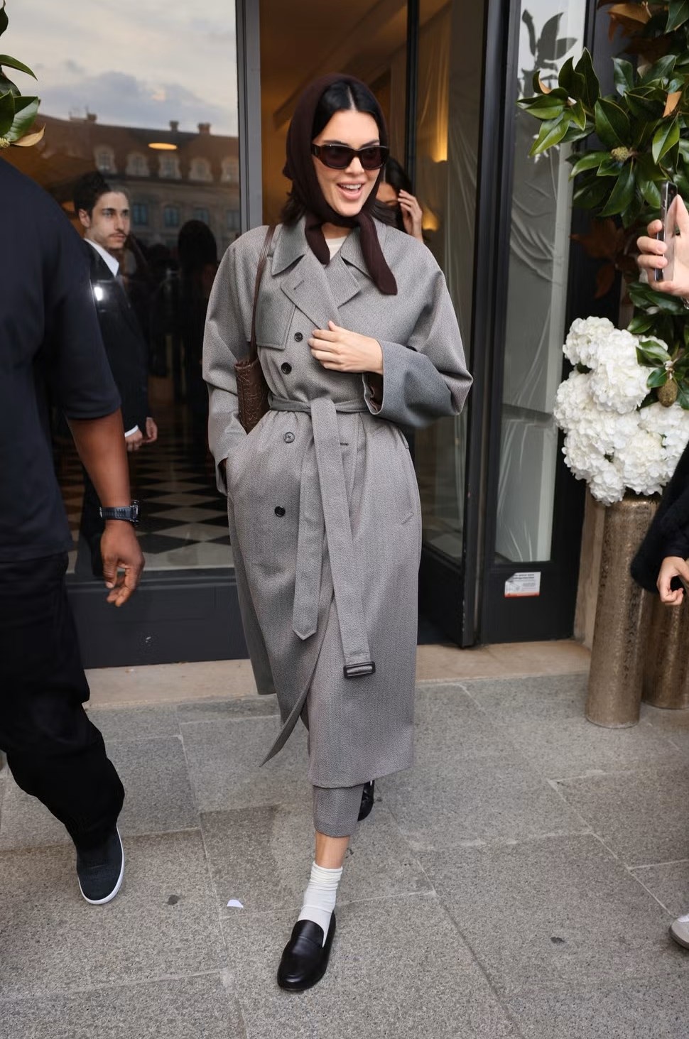 كيندال جينر تمنح بدلة التويد الكلاسيكية لمسة جريئة