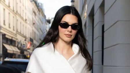 كيندال جينر تمنح بدلة التويد الكلاسيكية لمسة جريئة