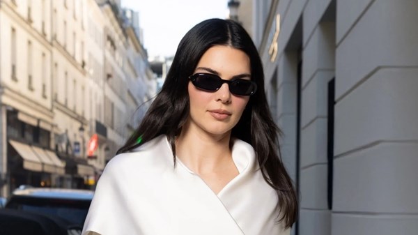 كيندال جينر تمنح بدلة التويد الكلاسيكية لمسة جريئة كيندال جينر تمنح بدلة التويد الكلاسيكية لمسة جريئة