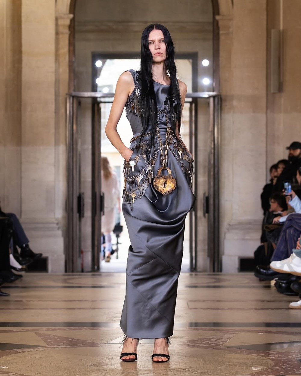 لأول مرة.. «فيفيان ويستوود» تشارك في أسبوع الموضة بالرياض 2025